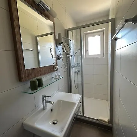 Πανσιόν Fruehstueckspension Monika, B&B In Kaprun Including Summercard 3*