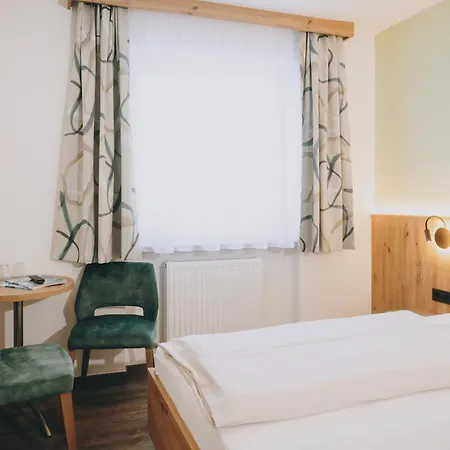 Monika, Cozy B&b, Newly Renovated In Guest house Kaprun